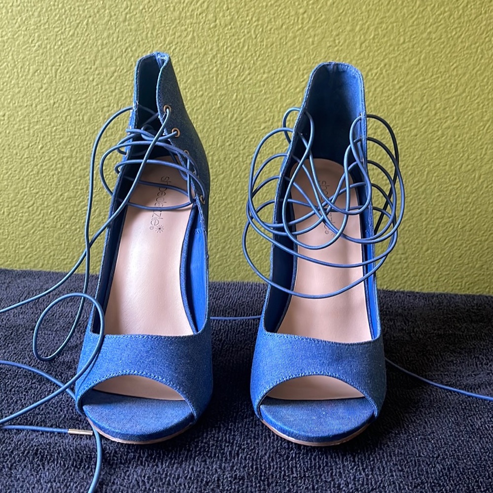 Strappy gene heel